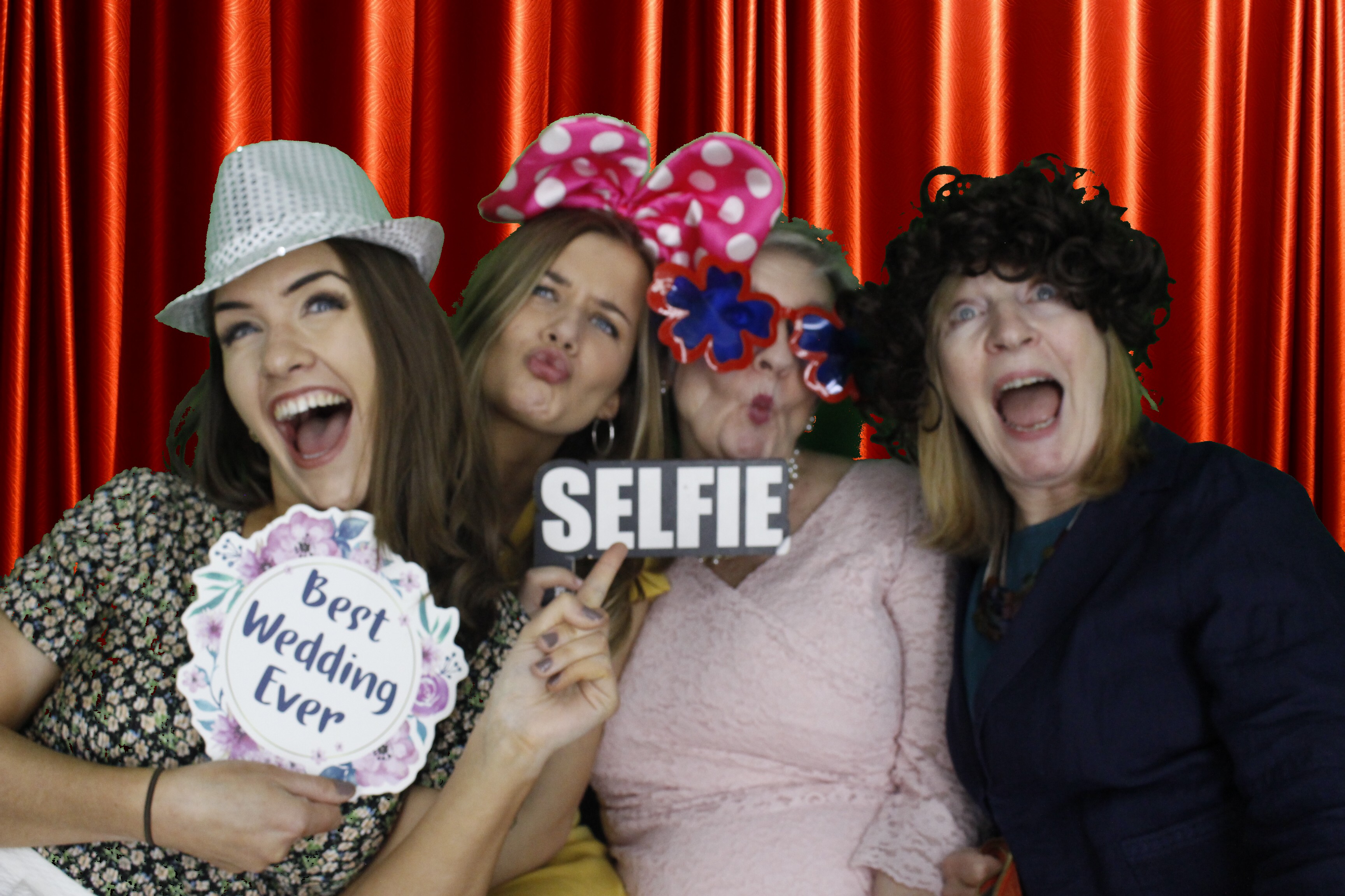 Mr & Mrs Mills | View more photos from the event at gallery.myphotoboothexperience.co.uk/u/MyPhotoBoothExperienceLtd/Mr-Mrs-Mills